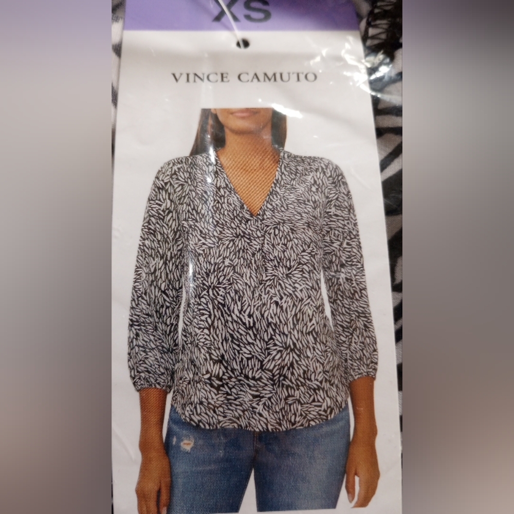 Vince Camuto 3/4 Sleeve V-neck blouse XS